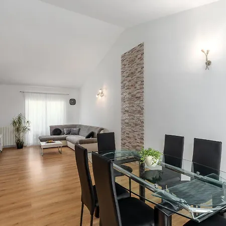 Holiday home Stunning Home In Snasici With Kitchen