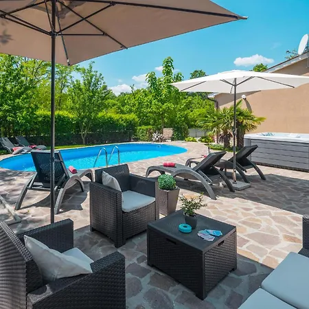Stunning Home In Snasici With Kitchen