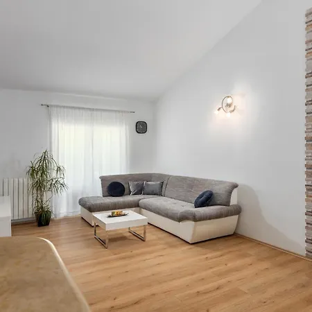 Stunning Home In Snasici With Kitchen *